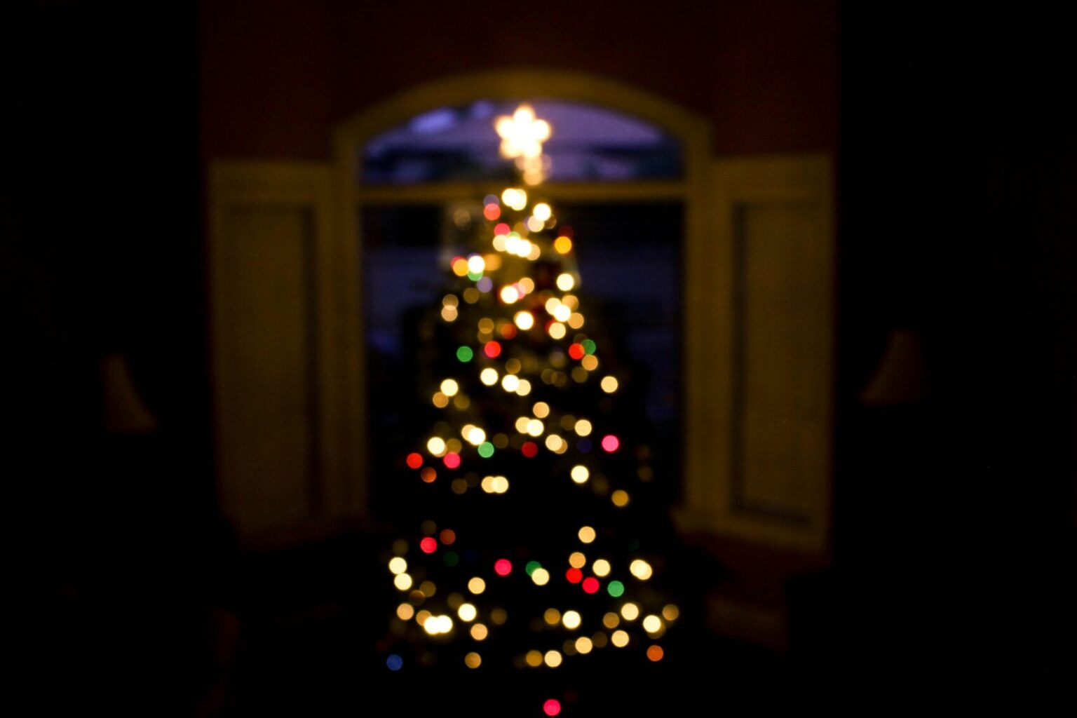 Out of focus Christmas tree with glowing lights